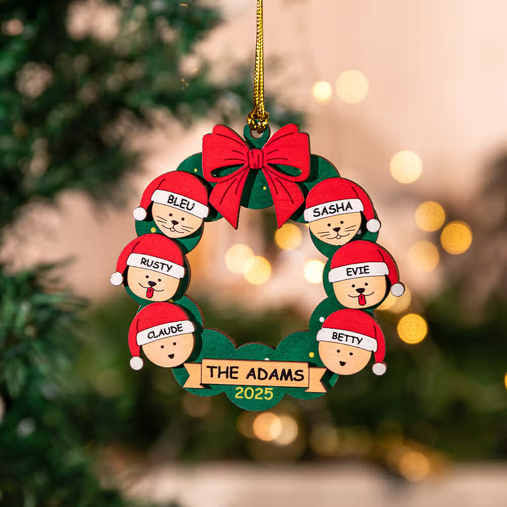 Window-and-wreath ornament with santa heads and names